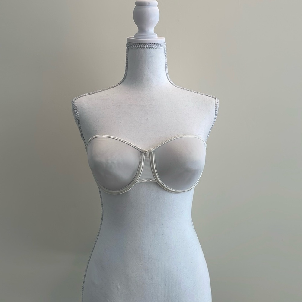 White Strapless Bra With Rubber Stays